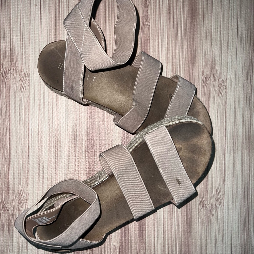 Used Size 9 platform sandal with elastic ankle band